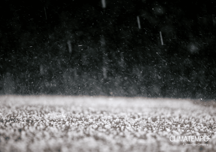 Imagem da notícia Frente fria intensa chega neste fim de semana com risco de granizo em SC, PR, SP e MS