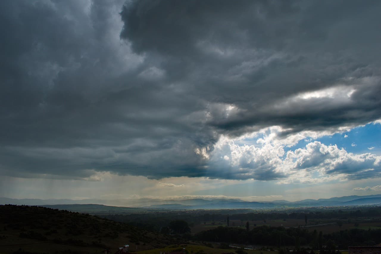 Imagem da notícia Última semana do verão terá chuva e calor em boa parte do Brasil